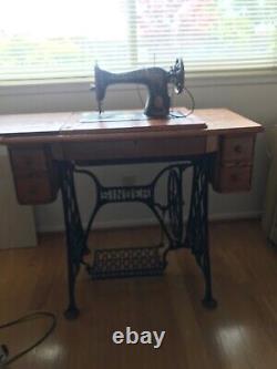 Gorgeous Antique Singer Sewing Machine with Cabinet/Table from 1930s