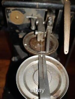 La Surjeteuse Brosse Bergmann & Huttemeier Copenhague Glove fur sewing machine