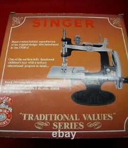 Nib New Rare Antique Vintage Singer 20 K-20 Toy Small Child Sewing Machine 1990