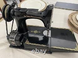 Pristine Beautiful Antique Singer Sewing Machine WITH PEDAL