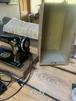 RARE SCOTLAND 1914 Singer 66 LOTUS Sewing Machine with Case Motor Light