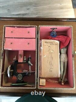 Rare Antique Vintage Singer 20 Toy Small Child Sewing Machine W Doll And Pattern