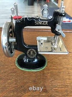 Rare Antique Vintage Singer 20 Toy Small Child Sewing Machine W Doll And Pattern