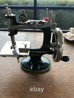 Rare Antique Vintage Singer 20 Toy Small Child Sewing Machine W Doll And Pattern