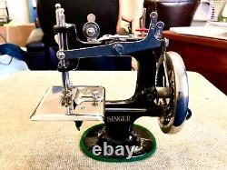 Rare Antique Vintage Singer 20 Toy Small Child Sewing Machine W Trunk Case Gift