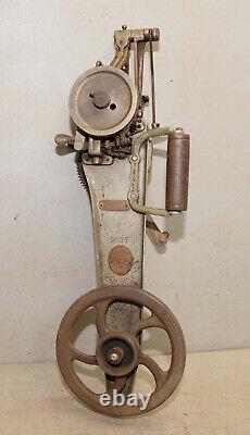 Rare Singer Sewing Machine Co feed bag stitcher collectible antique farm tool