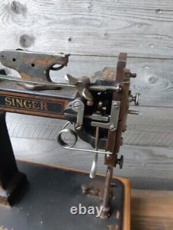 Rare original 1917 Pique Singer 46K1 Gloves sewing machine with parts booklet