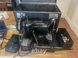 SINGER 221 Featherweight Sewing Machine