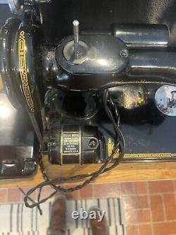 SINGER 221 Featherweight Sewing Machine