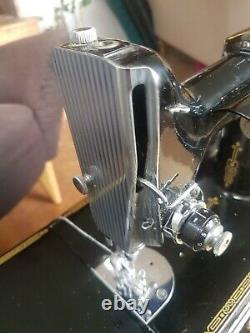 SINGER 221K ANTIQUE FEATHERWEIGHT SEWING MACHINE + 2boxes