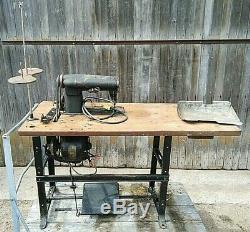 SINGER 400W1 Antique Industrial Sewing Machine with Stand