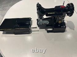 SINGER Featherweight 222k sewing machine complete with many accessories + case