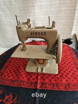 SINGER, Mini, Sewing Machine, Hand Crank, 1950's In good working order Very nice