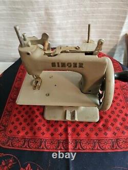 SINGER, Mini, Sewing Machine, Hand Crank, 1950's In good working order Very nice