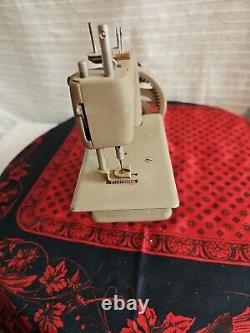 SINGER, Mini, Sewing Machine, Hand Crank, 1950's In good working order Very nice