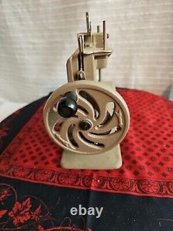 SINGER, Mini, Sewing Machine, Hand Crank, 1950's In good working order Very nice