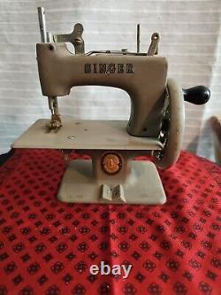 SINGER, Mini, Sewing Machine, Hand Crank, 1950's In good working order Very nice