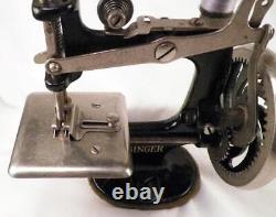 Singer 20 Sewing Machine Toy Junior Featherweight w Clamp 1922 Antique