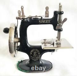 Singer 20, sewing machine, original black paint & labels, working toy, 7 long