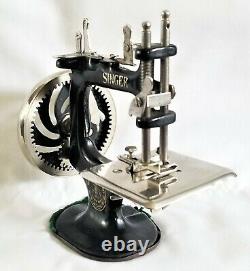 Singer 20, sewing machine, original black paint & labels, working toy, 7 long