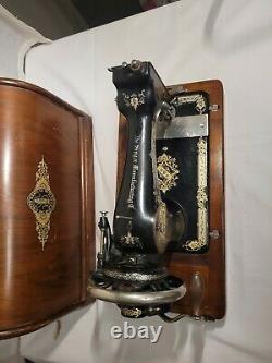 Singer 28K Sewing machine 1914 with beautiful bentwood case
