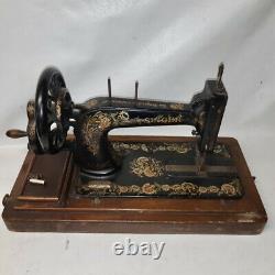 Singer 48K sewing machine 1903 with wooden lid