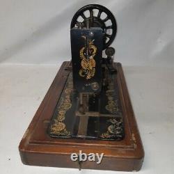 Singer 48K sewing machine 1903 with wooden lid