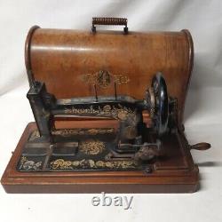 Singer 48K sewing machine 1903 with wooden lid