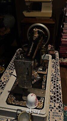 Singer Antique 1902 Model 27 Sewing Machine with Sphinx or Memphis DecalUNTESTED