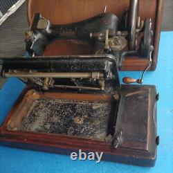 Singer Antique Hand-cranked Sewing Machine Vintage Retro 1870s from Japan withCase