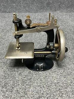 Singer Antique Mini Sewing Machine? Toy with Moving Wheel Shaft