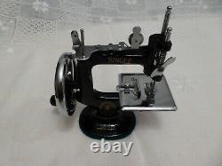 Singer K-20 20 Mint Vintage Antique Mini Toy Sewing Machine with Dome Case