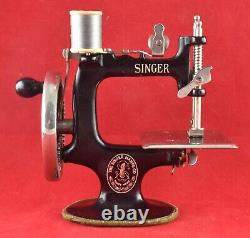 Singer Miniature Childs Hand-Crank Sewing Machine Model 20-1 1920's
