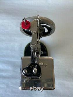 Singer Miniature Childs Toy Sewing Machine # 20 Hand Crank Original 1920 + Case