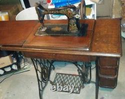 Singer Model 66 Sewing Machine Antique 1920 treadle works Iron legs wood cabinet