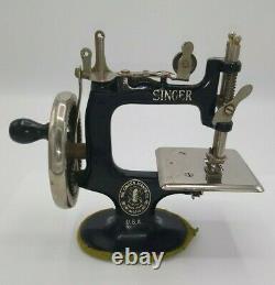 Singer Sew Handy Antique 1920s Sewing Machine Childs Black Smooth Crank