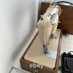 Singer Sewing Machine 411G With wooden cade euc working