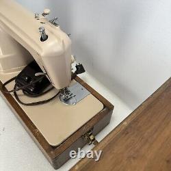 Singer Sewing Machine 411G With wooden cade euc working