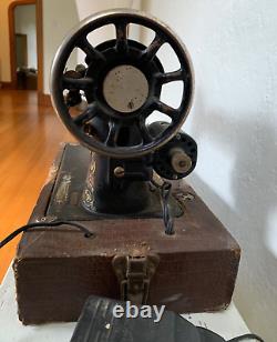 Singer Sewing Machine AG859819 Red Eye Early 1900's 66 was treadle