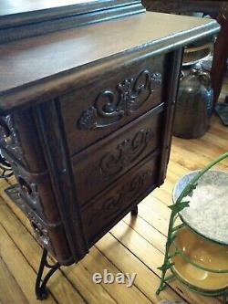 Singer Sewing Machine Cast Iron With Gorgeous Oak Case. White Sulphur Springs WV