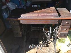 Singer Sewing Machine G8987968 1921 Model 66 with wooden cabinet