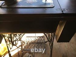 Singer Sewing Machine G8987968 1921 Model 66 with wooden cabinet