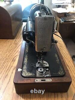 Singer Sewing Machine, Knee Control, Light, Bentwood Case without Key