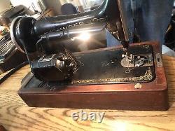 Singer Sewing Machine, Knee Control, Light, Bentwood Case without Key
