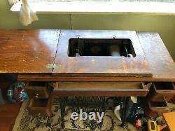 Singer Sewing Machine Model 27 Sphinx 1905 B1224717 in Cabinet Nice Condition