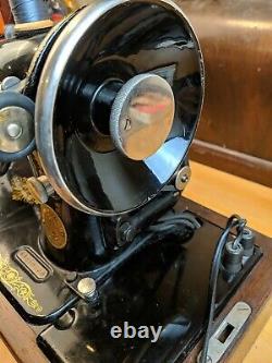 Singer Sewing Machine No. 99, Knee Control, Light, Bentwood Case withKey Instructio