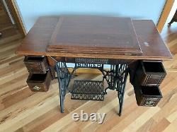 Singer Sewing Machine Sphinx with Table