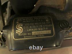 Singer Sewing Machine Vintage Antique with case and key