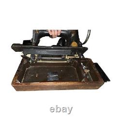 Singer Sewing Machine with Case Antique/ Vintage Portable Electric