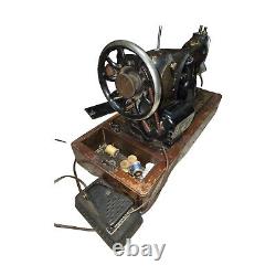 Singer Sewing Machine with Case Antique/ Vintage Portable Electric